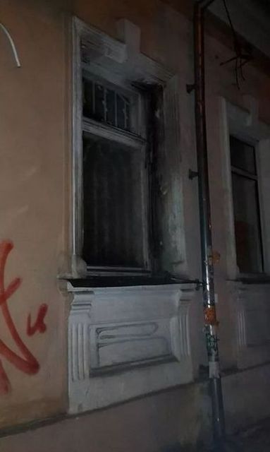Неизвестные подожгли дверь и окна офиса. Фото hromadske.tv