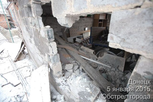 <p>У Донецьку снаряди влучили в житлові будинки. Фото: Фейсбук</p>