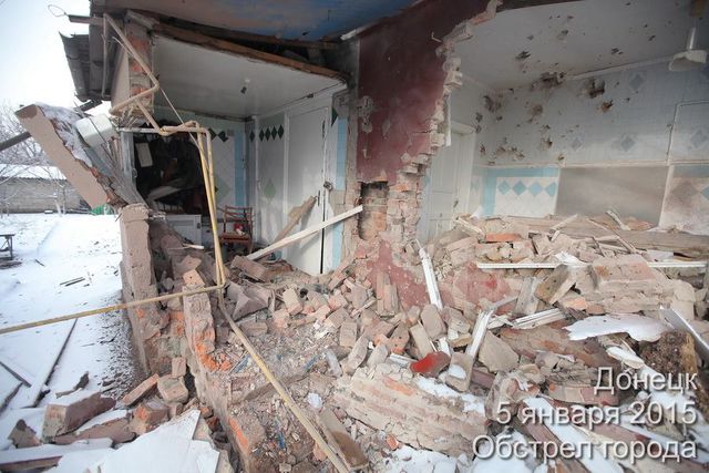 В Донецке снаряды попали в жилые дома. Фото: Фейсбук