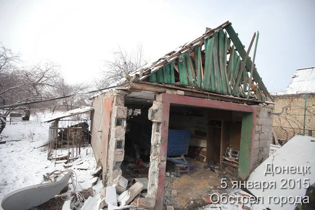 В Донецке снаряды попали в жилые дома. Фото: Фейсбук