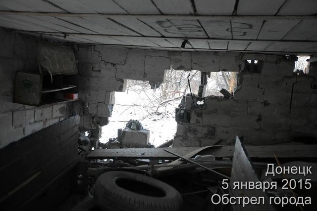 <p>У Донецьку снаряди влучили в житлові будинки. Фото: Фейсбук</p>