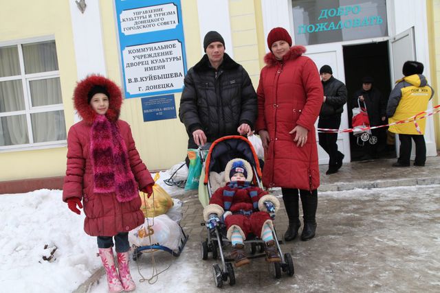 <p>Видача допомоги в Донецьку. Фото: прес-центр</p>