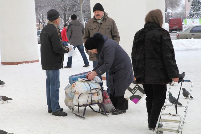 Выдача помощи в Донецке. Фото: пресс-центр.