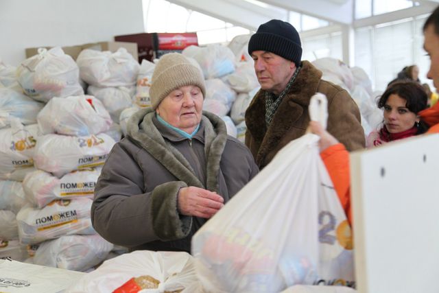Выдача помощи в Донецке. Фото: пресс-центр.
