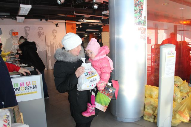 <p>Видача наборів для дітей від 0 до 2-х років на стадіоні Донбас Арена. Фото: прес-центр.</p>