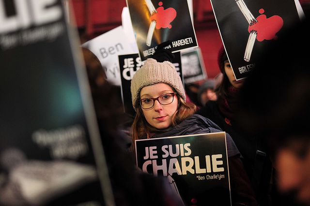 <p>У Парижі тривають жалобні мітинги, фото AFP</p>