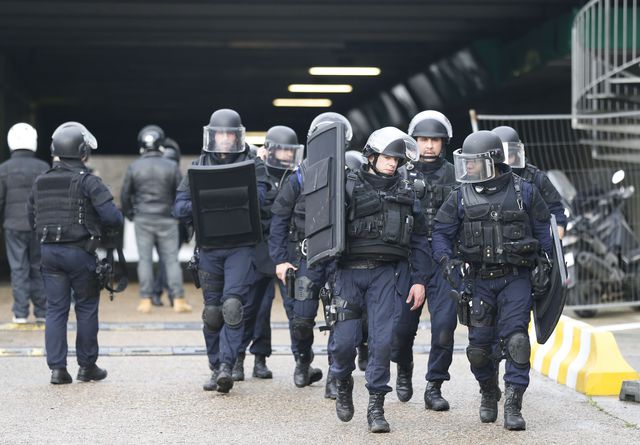 Спецназ проводит спецоперацию по поимке преступников. Фото: AFP