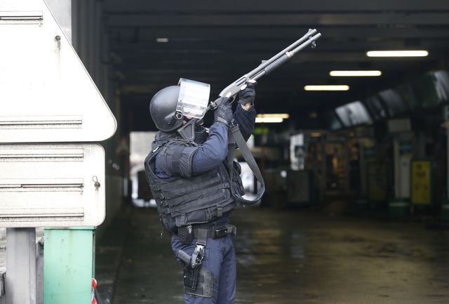 Спецназ проводит спецоперацию по поимке преступников. Фото: AFP