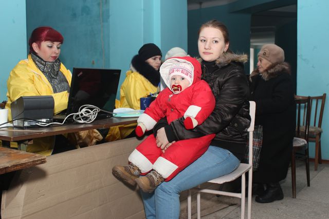 <p><span>Видача продуктових наборів у Донецьку. Фото: прес-центр</span></p>