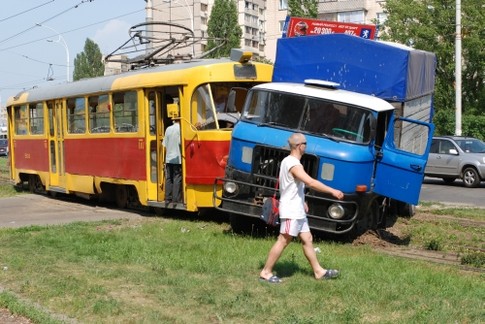 Фото УГАИ Киева, на ул. Героев Днепра трамвай №16 "наехал" на грузовик "ИФА". Четверо пассажиров трамвая с переломами и другими травмами попали в больницу.