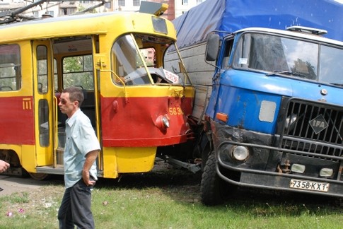 Фото УГАИ Киева, на ул. Героев Днепра трамвай №16 "наехал" на грузовик "ИФА". Четверо пассажиров трамвая с переломами и другими травмами попали в больницу.