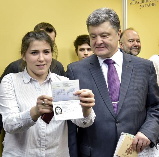 <p><span>Разом з Президентом біометричні паспорти отримали громадяни, які внесли вклад у розвиток і зміцнення держави, фото president.gov.ua</span></p>