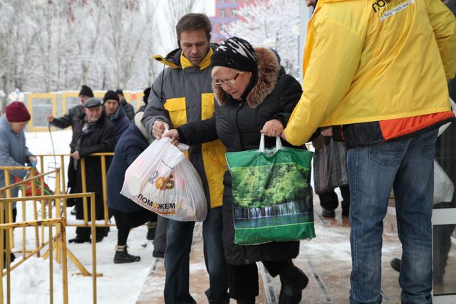 Выдача продуктовых наборов Штаба в Донецке. Фото: пресс-центр