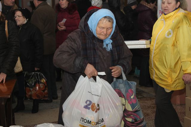 <p>Видача продуктових наборів Штабу в Донецьку. Фото: прес-центр</p>