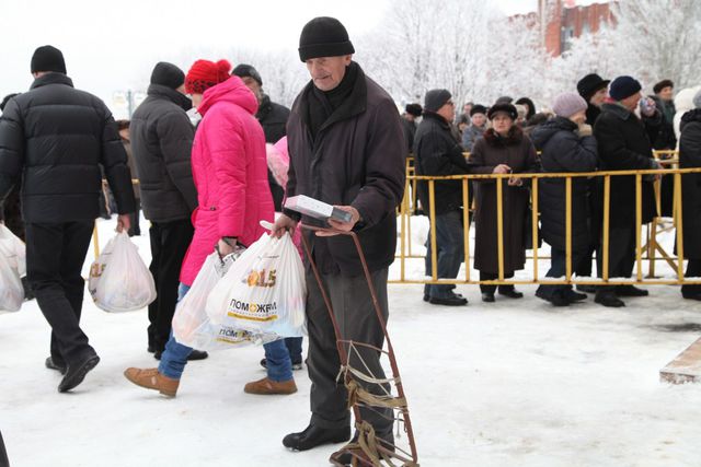 Выдача продуктовых наборов Штаба в Донецке. Фото: пресс-центр