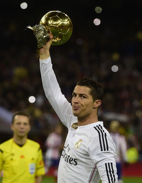 Нападник мадридського "Реала" і збірної Португалії Кріштіану Роналду став володарем "Золотого м'яча" 2014 року. Ця нагорода стала для 29-річного португальця другою поспіль – минулого року він також був визнаний кращим гравцем світу. Всього ж у Роналду вже три "Золотих м'яча" – свій перший приз він отримав в 2008 році. Фото: AFP