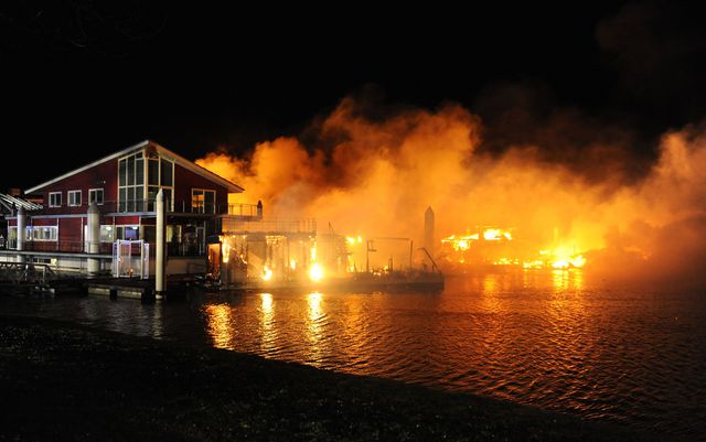 Пожежа в Голландії знищив близько двадцяти човнів і яхт. Поліція розглядає навмисний підпал. Фото: AFP