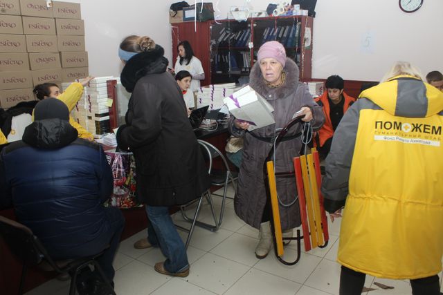 <p>Видача гуманітарної допомоги в Пролетарському районі Донецька. Фото: прес-центр.</p>