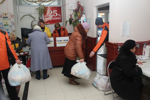 Выдача гуманитарной помощи в Пролетарском районе Донецка. Фото: пресс-центр.