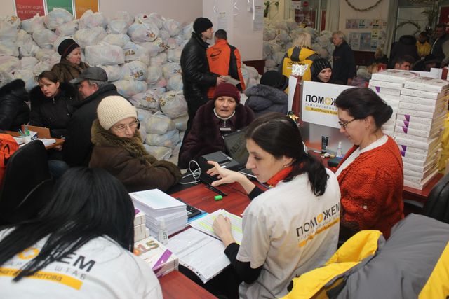 Выдача гуманитарной помощи в Пролетарском районе Донецка. Фото: пресс-центр.