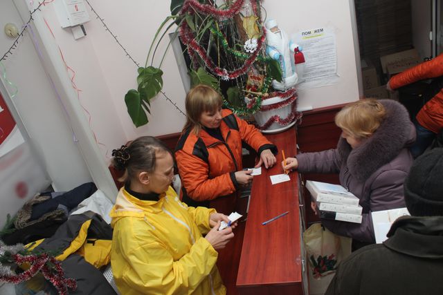 <p>Видача гуманітарної допомоги в Пролетарському районі Донецька. Фото: прес-центр.</p>