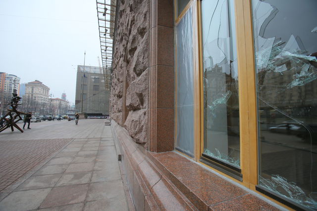 <p>На заміну розбитих вікон у будівлі КМДА необхідно понад 13 тисяч гривень</p> | Фото: Сергій Ніколаєв