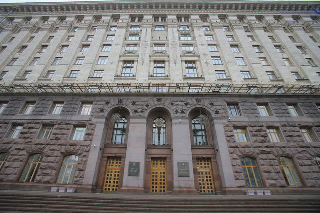 <p>На заміну розбитих вікон у будівлі КМДА необхідно понад 13 тисяч гривень</p> | Фото: Сергій Ніколаєв