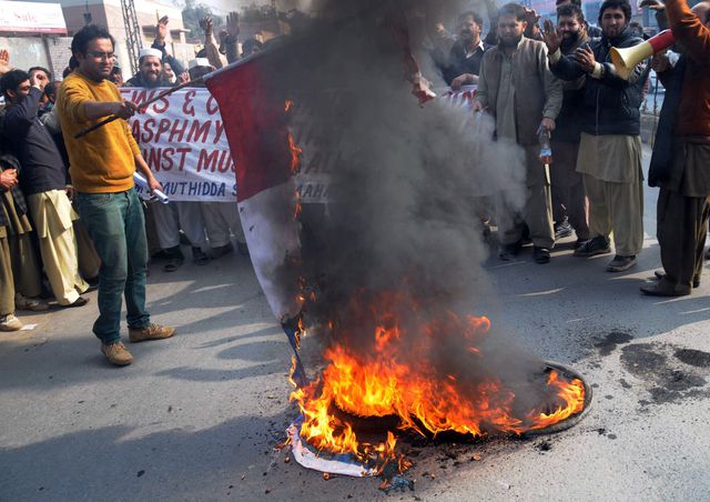 У Пакистані "випуск тих, хто вижив" викликав спалювання прапора Франції. фото AFP