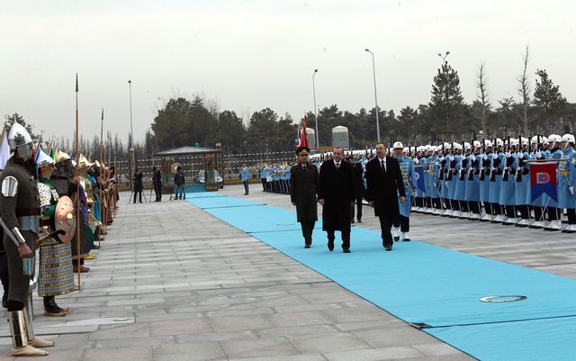 Почесний караул зустрічав президента Азербайджану Ільхама Алієва. Фото AFP