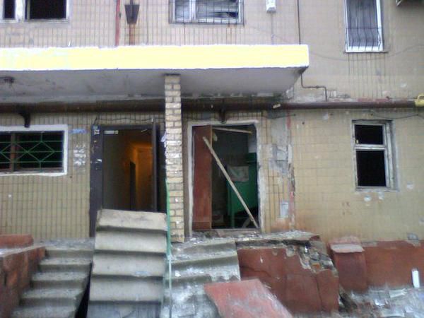 Горожане опубликовали фото разрушенного в результате вчерашнего обстрела Горловки подъезда многоэтажки. Фото: соцсети