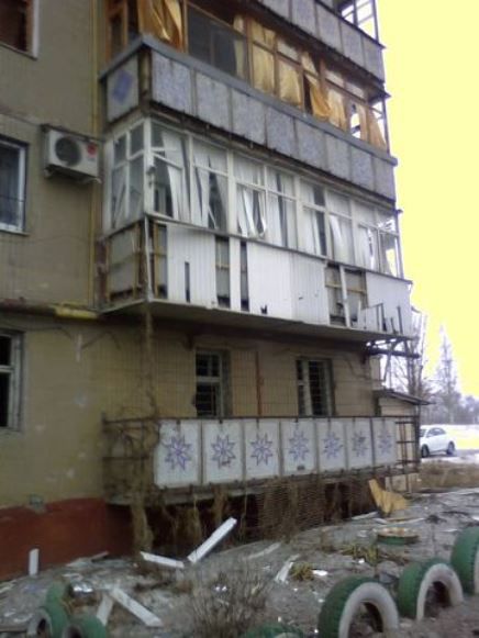 Горожане опубликовали фото разрушенного в результате вчерашнего обстрела Горловки подъезда многоэтажки. Фото: соцсети