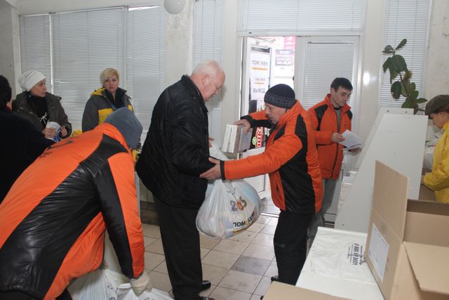 Выдача гуманитарной помощи Ахметова в Донецке. Фото: пресс-центр.