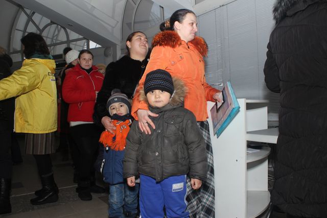 <p>Видача гуманітарної допомоги Ахметова в Донецьку. Фото: прес-центр.</p>