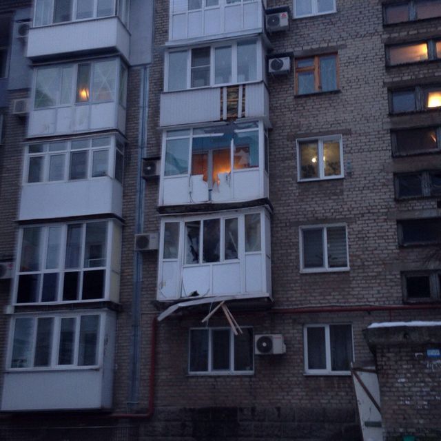 От  обстрела  пострадал дом по улице Кутузова в Киевском районе. Фото: соцсети