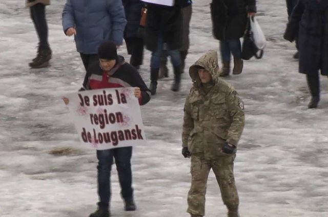 Митингующие  принесли украинскую символику. Фото: УНН