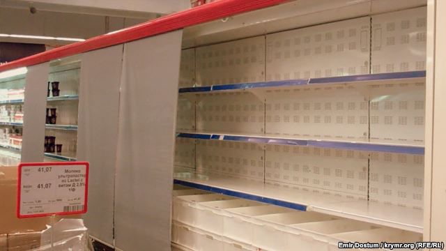 В Симферополе пустые полки в супермаркетах прикрывают занавесками