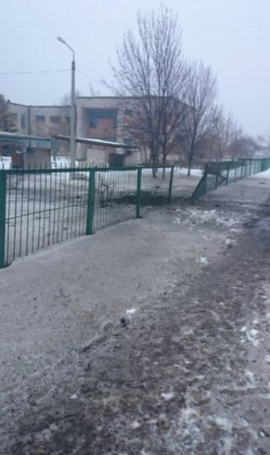 Один из снарядов повредил детский сад "Антошка". Фото: соцсети