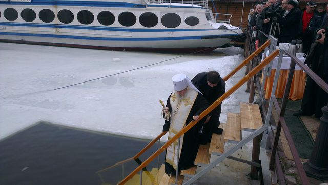 Днепропетровцы отпраздновали Крещение. Фото: А. Никитин, И. Субботина, А. Макаров