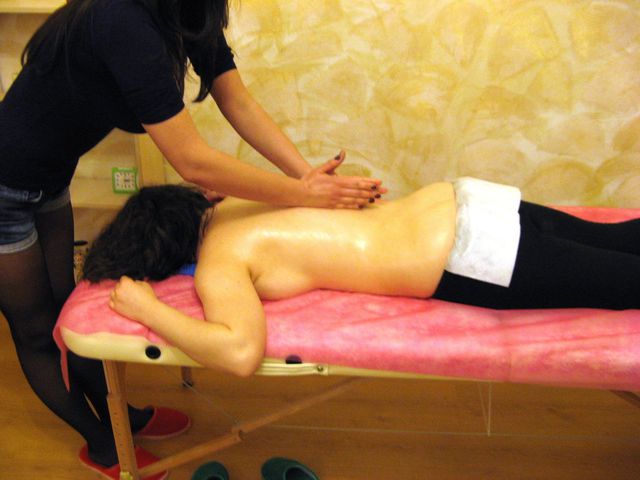 Розминка. Якщо м'яз здоровий – при масажі боляче не буде. Фото з архіву І. Винниченко