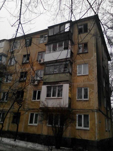 Последствия обстрелов в Донецке. Снаряды попадают в жилые дома. Фото: соцсети