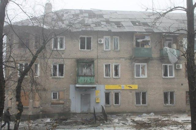 <p>Наслідки обстрілів в Донецьку. Снаряди влучають у житлові будинки. Фото: соцмережі</p>