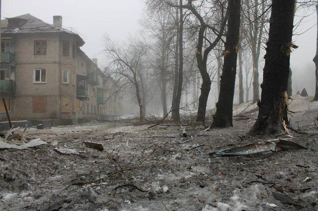 <p>Наслідки обстрілів в Донецьку. Снаряди влучають у житлові будинки. Фото: соцмережі</p>