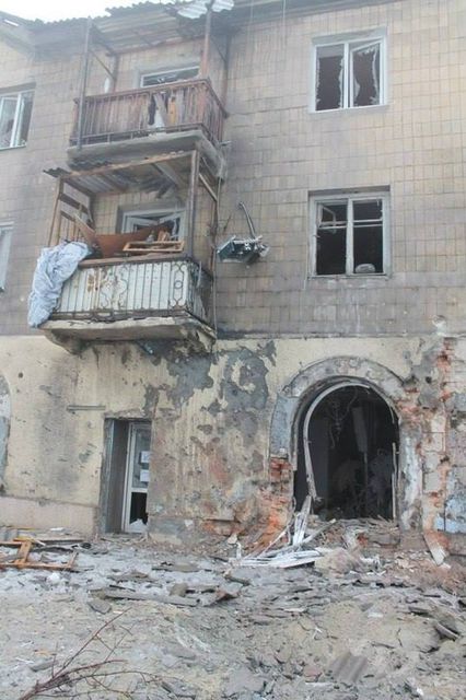Последствия обстрелов в Донецке. Снаряды попадают в жилые дома. Фото: соцсети