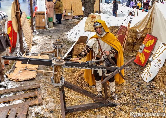 Образи. Активісти створюють одяг і зброю римських солдатів. Фото: culturemeter.od.ua