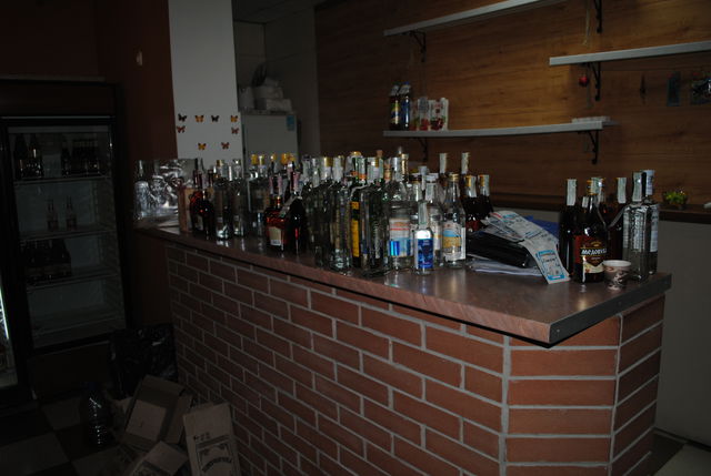 В пятницу на Левом берегу закрыли 11 незаконным точек разлива спиртного. Фото Валентина Вдовиченко