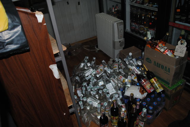В пятницу на Левом берегу закрыли 11 незаконным точек разлива спиртного. Фото Валентина Вдовиченко