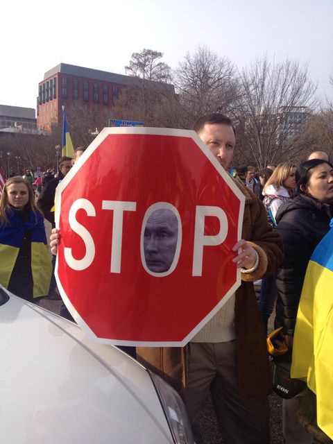 Под окнами Обамы требовали остановить Путина и оказать военную поддержку Украине. Фото: Iryna Verity