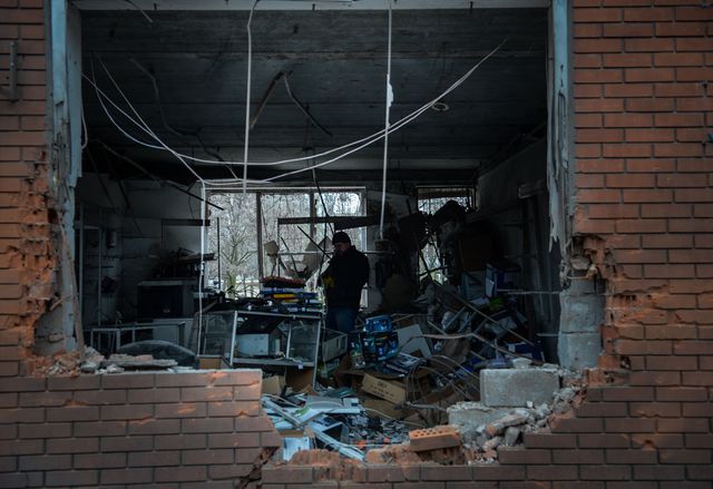 З ракетних систем залпового вогню "Град" і "Ураган" було обстріляне місто Маріуполь, внаслідок чого 31 особа була вбита і понад сотня поранена. Зараз жителі приходять до тями після теракту і ремонтують свої будинки. Фото: AFP