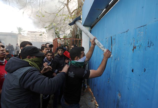 Палестинские демонстранты напали на штаб-квартиру Организации Объединенных Наций в Секторе Газа после того, как организация заявила об отсутствии денег на восстановление палестинской территории. Фото: AFP
