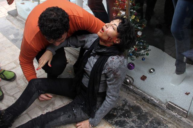 18 человек погибли, свыше 50 пострадали в разных провинциях Египта в беспорядках в день четвертой годовщины "революции 25 января". Сотрудники полиции в течение дня задержали свыше 500 зачинщиков беспорядков из числа сторонников запрещенной в стране ассоциации "Братья-мусульмане", у них изъято стрелковое оружие, в том числе автоматические винтовки. По данным МВД, было обезврежено более 10 взрывных устройств. Фото: AFP